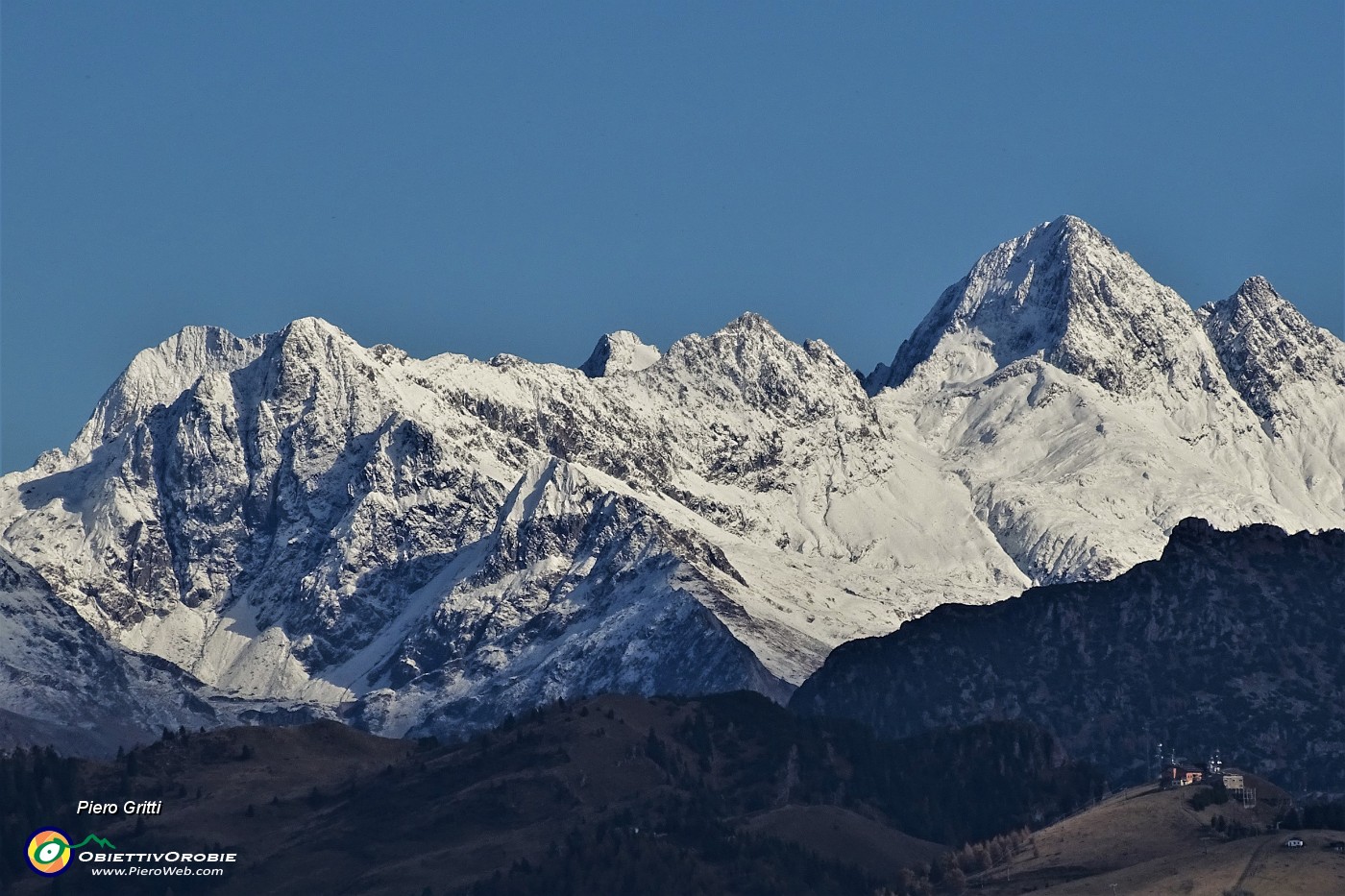 04 Annuncio del prossimo inverno zoomando dal Baciamorti sul Pizzo del Diavolo (2916 m).JPG
